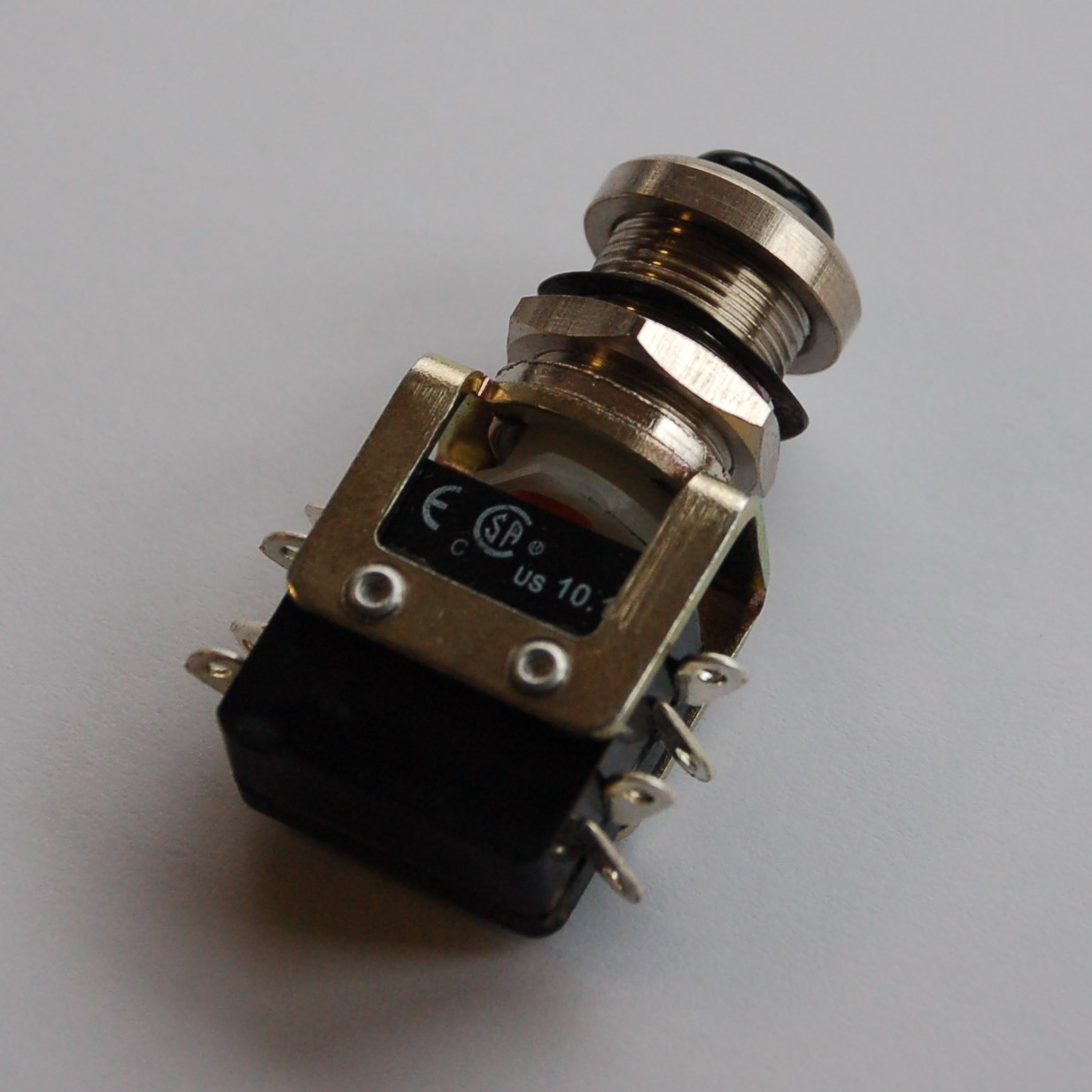 Essen MV1S/P1 5a Pushbutton Switch with black button